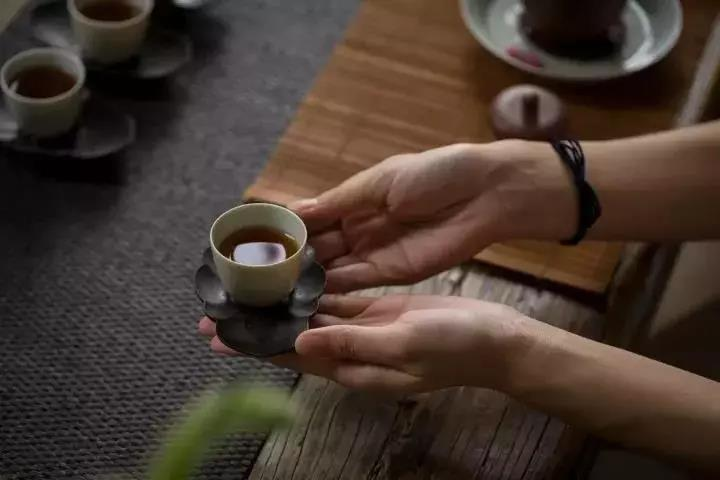 职场喝茶礼仪与禁忌配图2