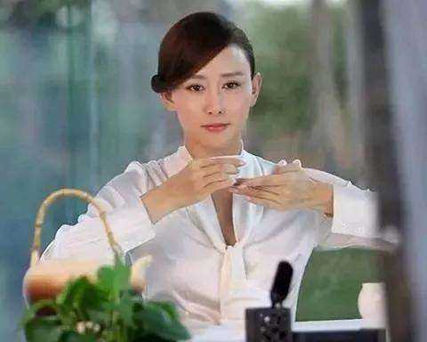 职场喝茶礼仪与禁忌配图3