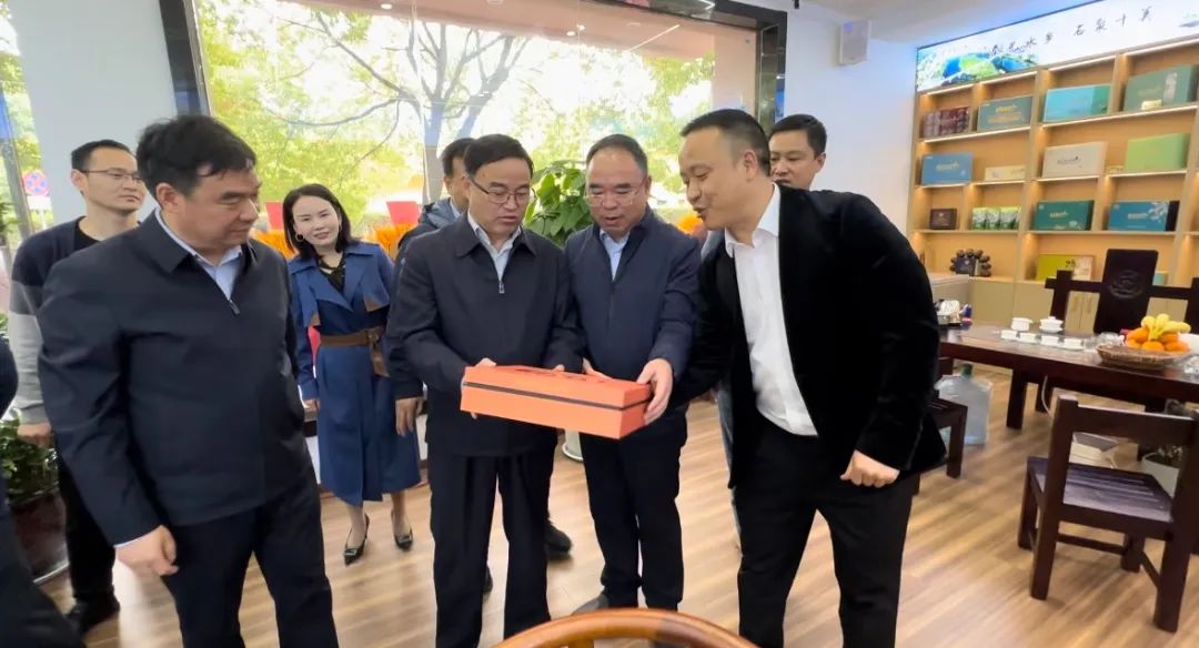 安康富硒茶首个形象店揭牌配图3