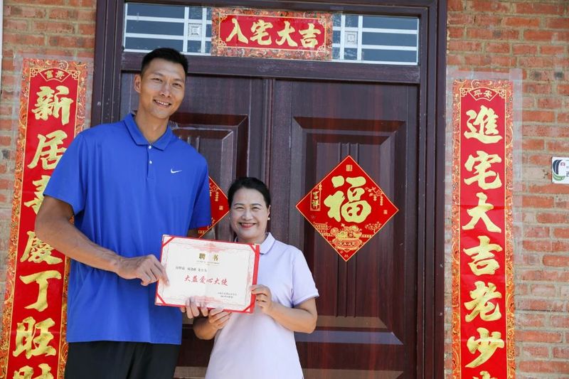 易建联受聘“大益爱心大使” 乡村振兴项目首期交付,茶农喜迁新居配图1