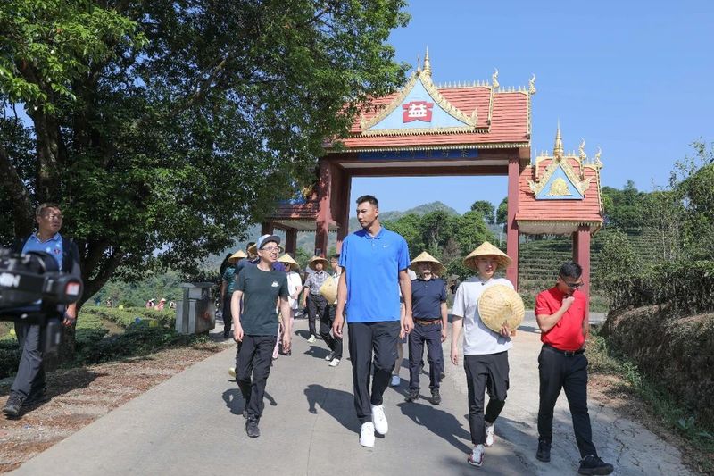 易建联受聘“大益爱心大使” 乡村振兴项目首期交付,茶农喜迁新居配图3