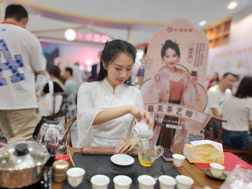 喝最美茶艺师泡的良源号配图1