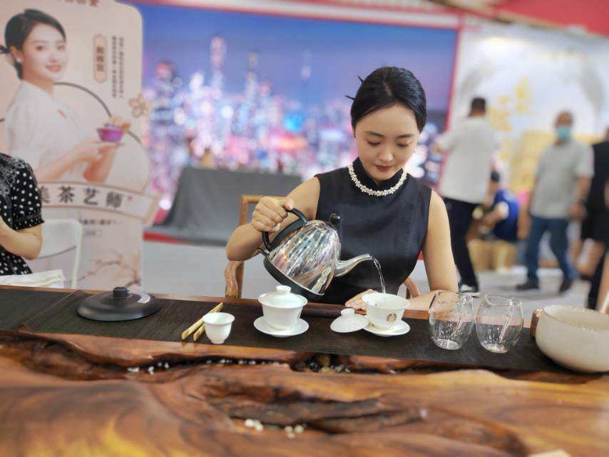 喝最美茶艺师泡的良源号配图2