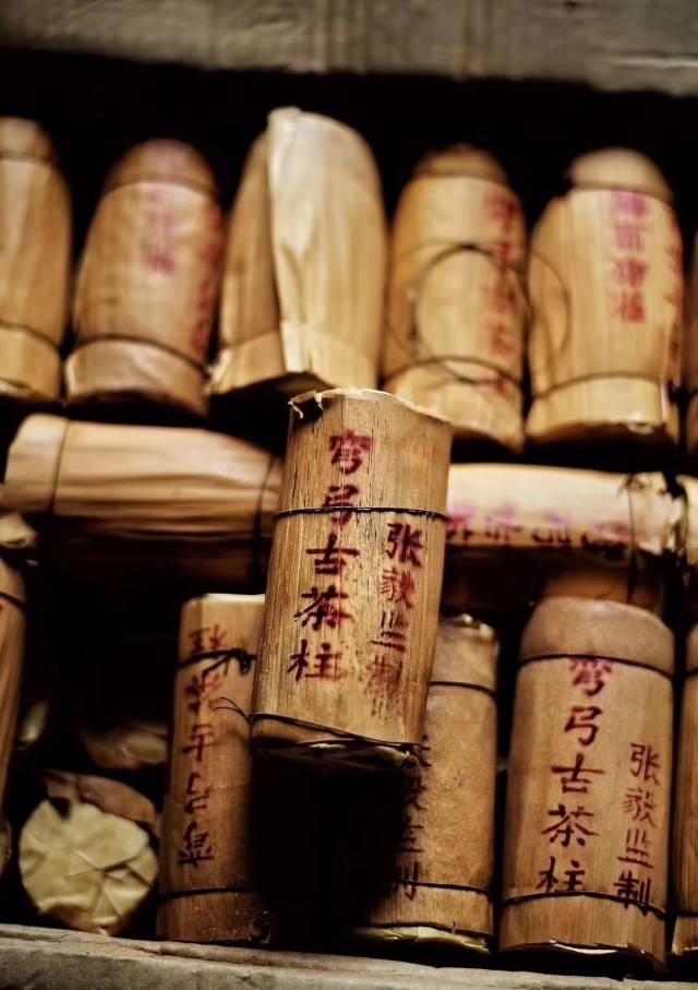 少量分享,2004年|张毅弯弓古茶柱500克,干茶浓浓的香气,里外一口料紧压,茶的厚重,水的细腻,尾水的甜,韵味丰富有层次感,回甘生津强烈,配图1