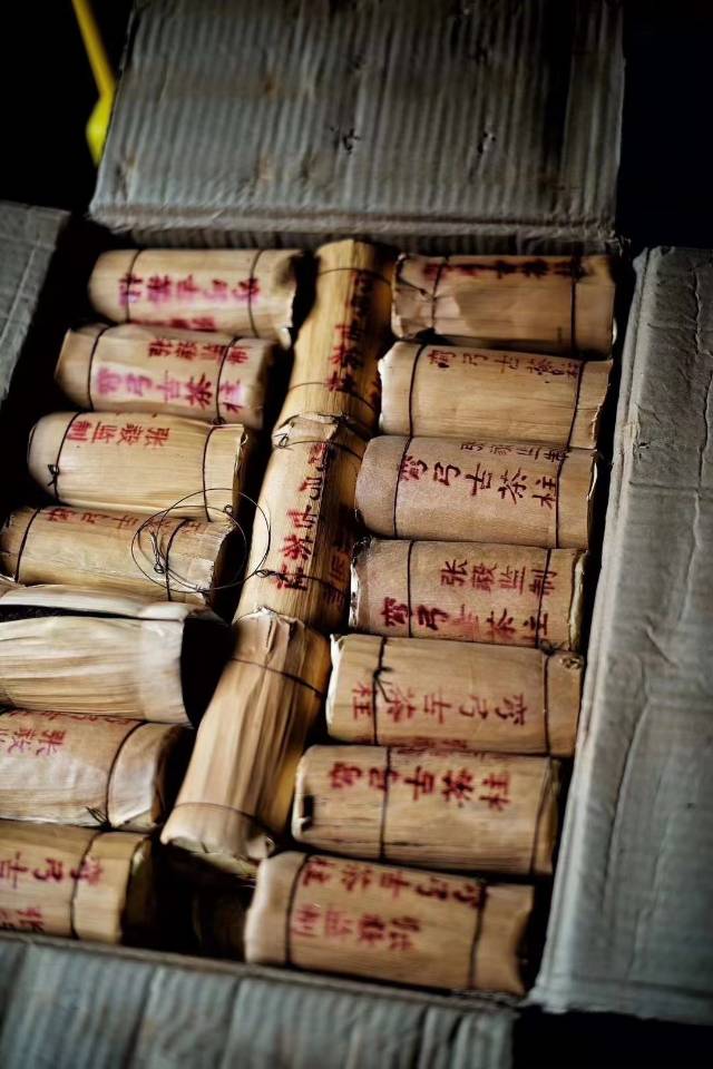 少量分享,2004年|张毅弯弓古茶柱500克,干茶浓浓的香气,里外一口料紧压,茶的厚重,水的细腻,尾水的甜,韵味丰富有层次感,回甘生津强烈,配图2