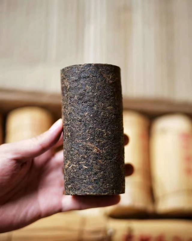 少量分享,2004年|张毅弯弓古茶柱500克,干茶浓浓的香气,里外一口料紧压,茶的厚重,水的细腻,尾水的甜,韵味丰富有层次感,回甘生津强烈,配图4