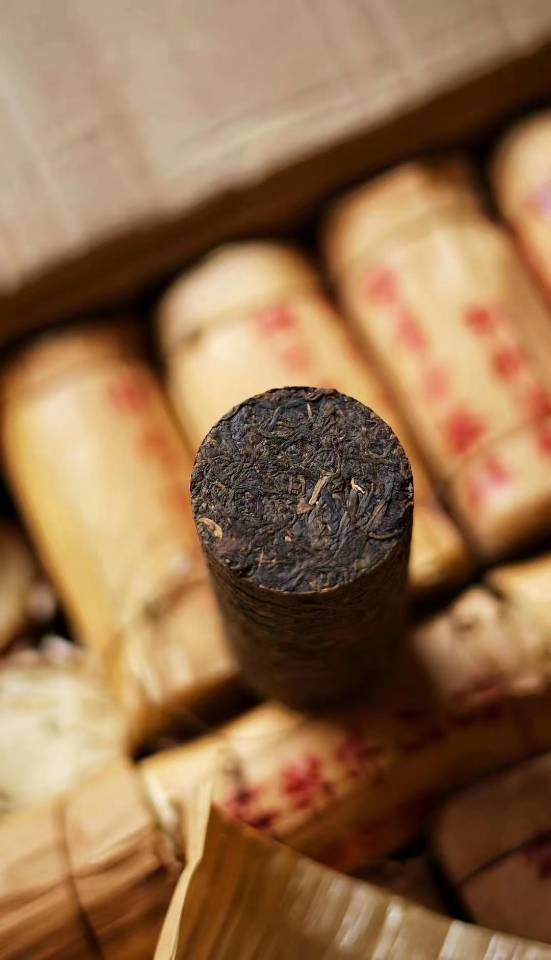 少量分享,2004年|张毅弯弓古茶柱500克,干茶浓浓的香气,里外一口料紧压,茶的厚重,水的细腻,尾水的甜,韵味丰富有层次感,回甘生津强烈,配图5