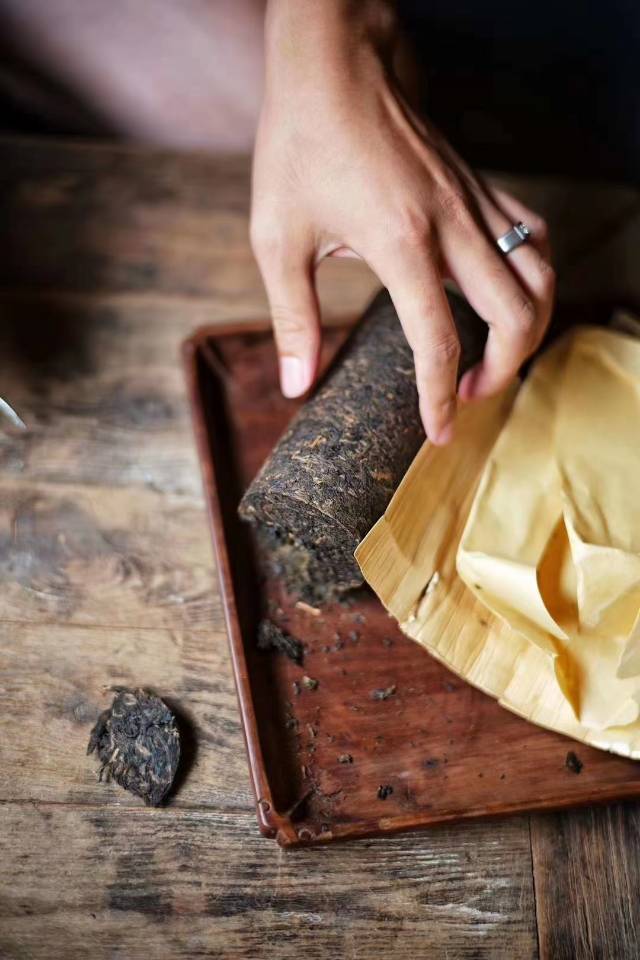 少量分享,2004年|张毅弯弓古茶柱500克,干茶浓浓的香气,里外一口料紧压,茶的厚重,水的细腻,尾水的甜,韵味丰富有层次感,回甘生津强烈,配图7