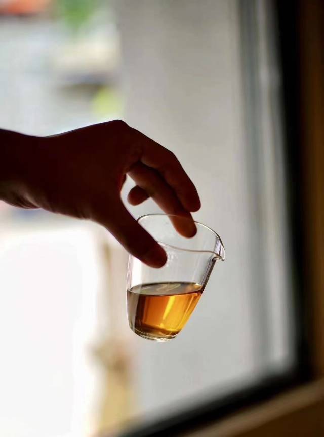 少量分享,2004年|张毅弯弓古茶柱500克,干茶浓浓的香气,里外一口料紧压,茶的厚重,水的细腻,尾水的甜,韵味丰富有层次感,回甘生津强烈,配图9