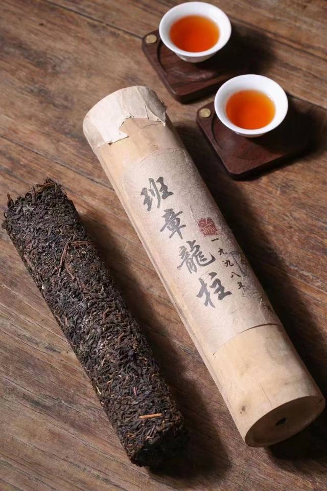九十年代班章龙柱竹筒茶,入口烟香入水,烟韵纯正霸气。甜糯醇厚,陈韵樟显,饱满细腻,层次感强。
25条/件 350克左右/条配图4