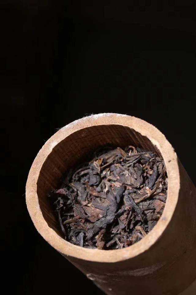 九十年代班章龙柱竹筒茶,入口烟香入水,烟韵纯正霸气。甜糯醇厚,陈韵樟显,饱满细腻,层次感强。
25条/件 350克左右/条配图5