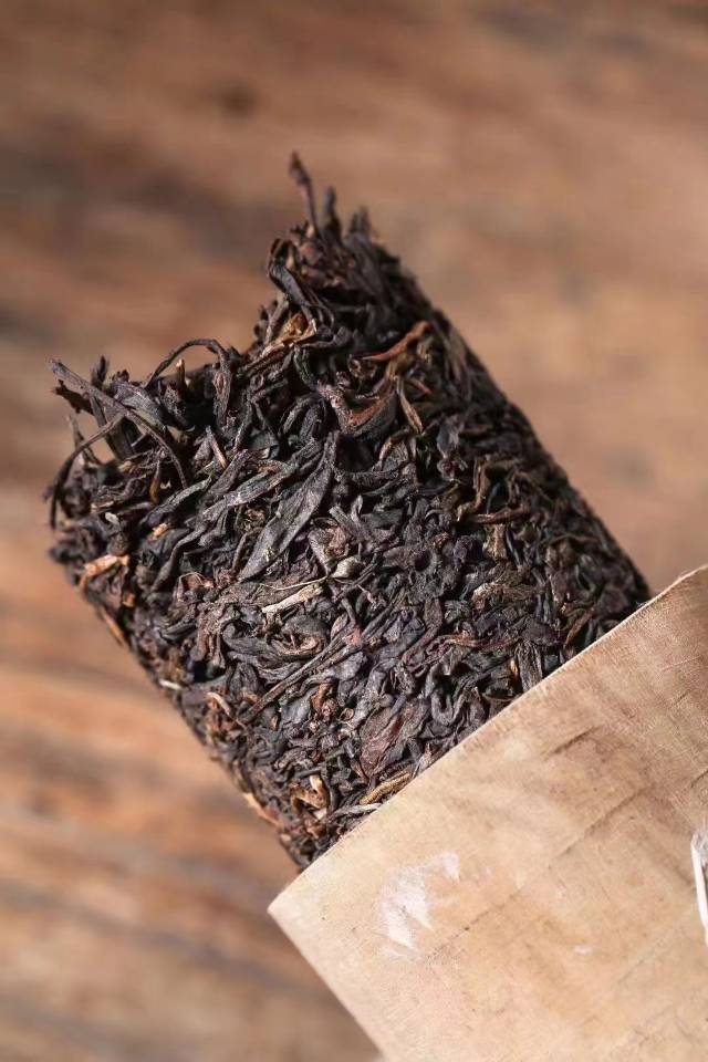 九十年代班章龙柱竹筒茶,入口烟香入水,烟韵纯正霸气。甜糯醇厚,陈韵樟显,饱满细腻,层次感强。
25条/件 350克左右/条配图6
