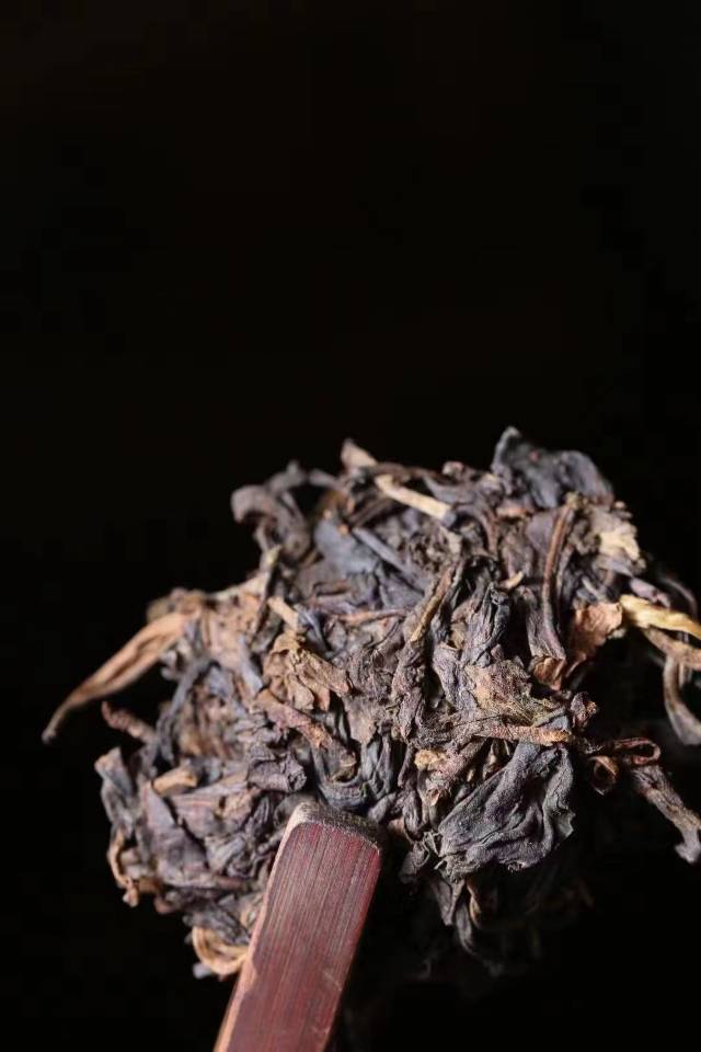 九十年代班章龙柱竹筒茶,入口烟香入水,烟韵纯正霸气。甜糯醇厚,陈韵樟显,饱满细腻,层次感强。
25条/件 350克左右/条配图7
