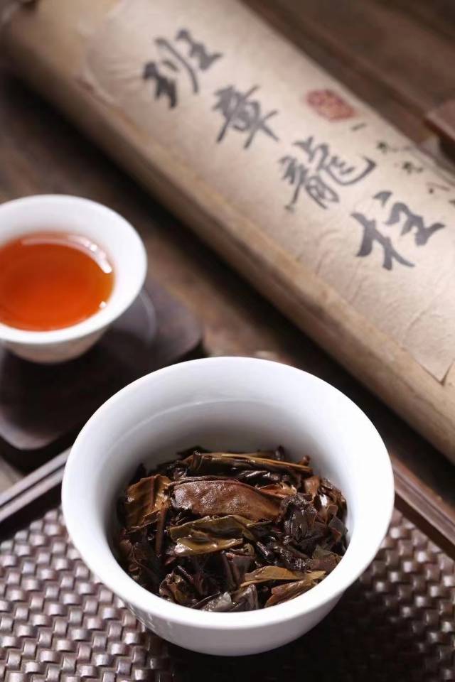 九十年代班章龙柱竹筒茶,入口烟香入水,烟韵纯正霸气。甜糯醇厚,陈韵樟显,饱满细腻,层次感强。
25条/件 350克左右/条配图8