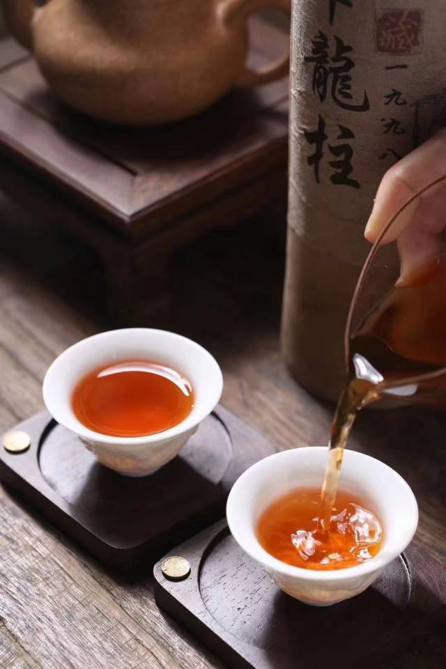 九十年代班章龙柱竹筒茶,入口烟香入水,烟韵纯正霸气。甜糯醇厚,陈韵樟显,饱满细腻,层次感强。
25条/件 350克左右/条配图9