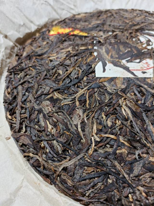 2009年班章乔木孔雀青饼357克,昆明纯干仓,条索紧实,芽头清晰显毫,茶韵醇厚,茶气厚重,口感霸气,回甘清冽,体感丰沛,口腔充斥的蜜香层次感丰富
2009年班章乔木孔雀青饼357克,昆明纯干仓,条索紧实,芽头清晰显毫,茶韵醇厚,茶气厚重,口感霸气,回甘清冽,体感丰沛,口腔充斥配图4