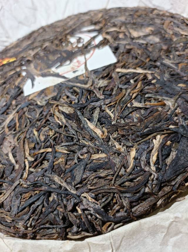 2009年班章乔木孔雀青饼357克,昆明纯干仓,条索紧实,芽头清晰显毫,茶韵醇厚,茶气厚重,口感霸气,回甘清冽,体感丰沛,口腔充斥的蜜香层次感丰富
2009年班章乔木孔雀青饼357克,昆明纯干仓,条索紧实,芽头清晰显毫,茶韵醇厚,茶气厚重,口感霸气,回甘清冽,体感丰沛,口腔充斥配图5