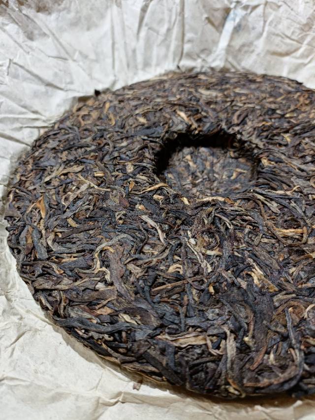2009年班章乔木孔雀青饼357克,昆明纯干仓,条索紧实,芽头清晰显毫,茶韵醇厚,茶气厚重,口感霸气,回甘清冽,体感丰沛,口腔充斥的蜜香层次感丰富
2009年班章乔木孔雀青饼357克,昆明纯干仓,条索紧实,芽头清晰显毫,茶韵醇厚,茶气厚重,口感霸气,回甘清冽,体感丰沛,口腔充斥配图6
