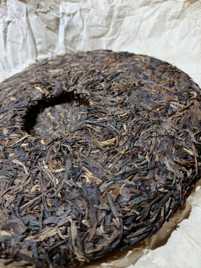 2009年班章乔木孔雀青饼357克,昆明纯干仓,条索紧实,芽头清晰显毫,茶韵醇厚,茶气厚重,口感霸气,回甘清冽,体感丰沛,口腔充斥的蜜香层次感丰富
2009年班章乔木孔雀青饼357克,昆明纯干仓,条索紧实,芽头清晰显毫,茶韵醇厚,茶气厚重,口感霸气,回甘清冽,体感丰沛,口腔充斥配图9