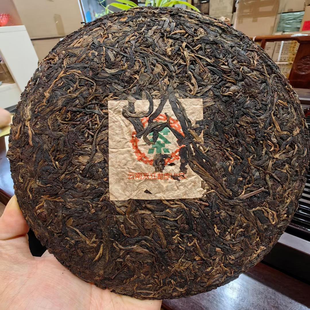 2000年中茶勐库野生青饼
勐库戎氏冰岛母树 薄纸绿印配图5