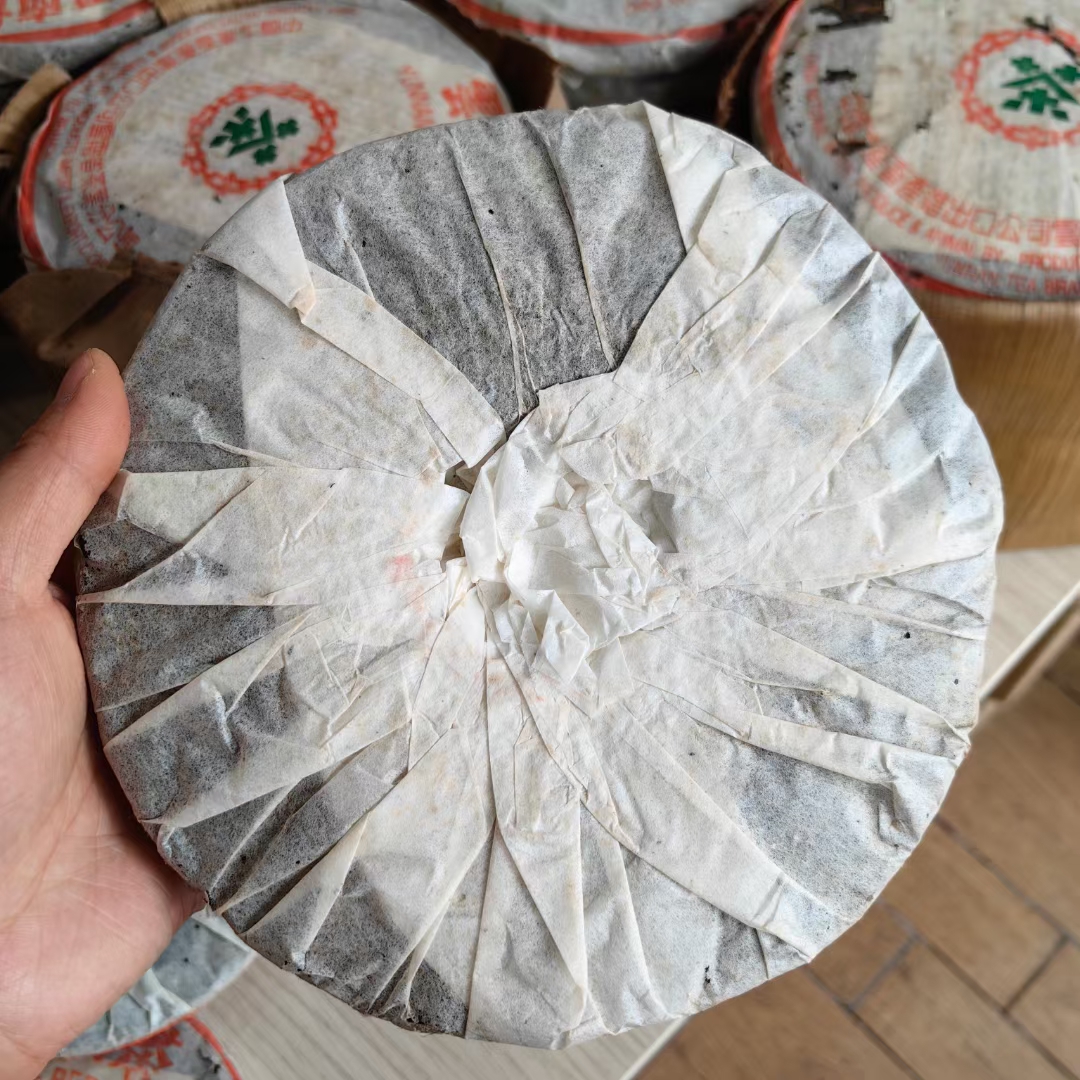 2000年中茶勐库野生青饼
勐库戎氏冰岛母树 薄纸绿印配图6