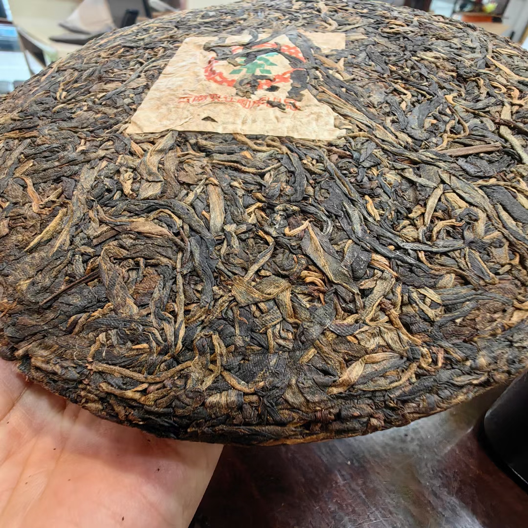 2000年中茶勐库野生青饼
勐库戎氏冰岛母树 薄纸绿印配图5