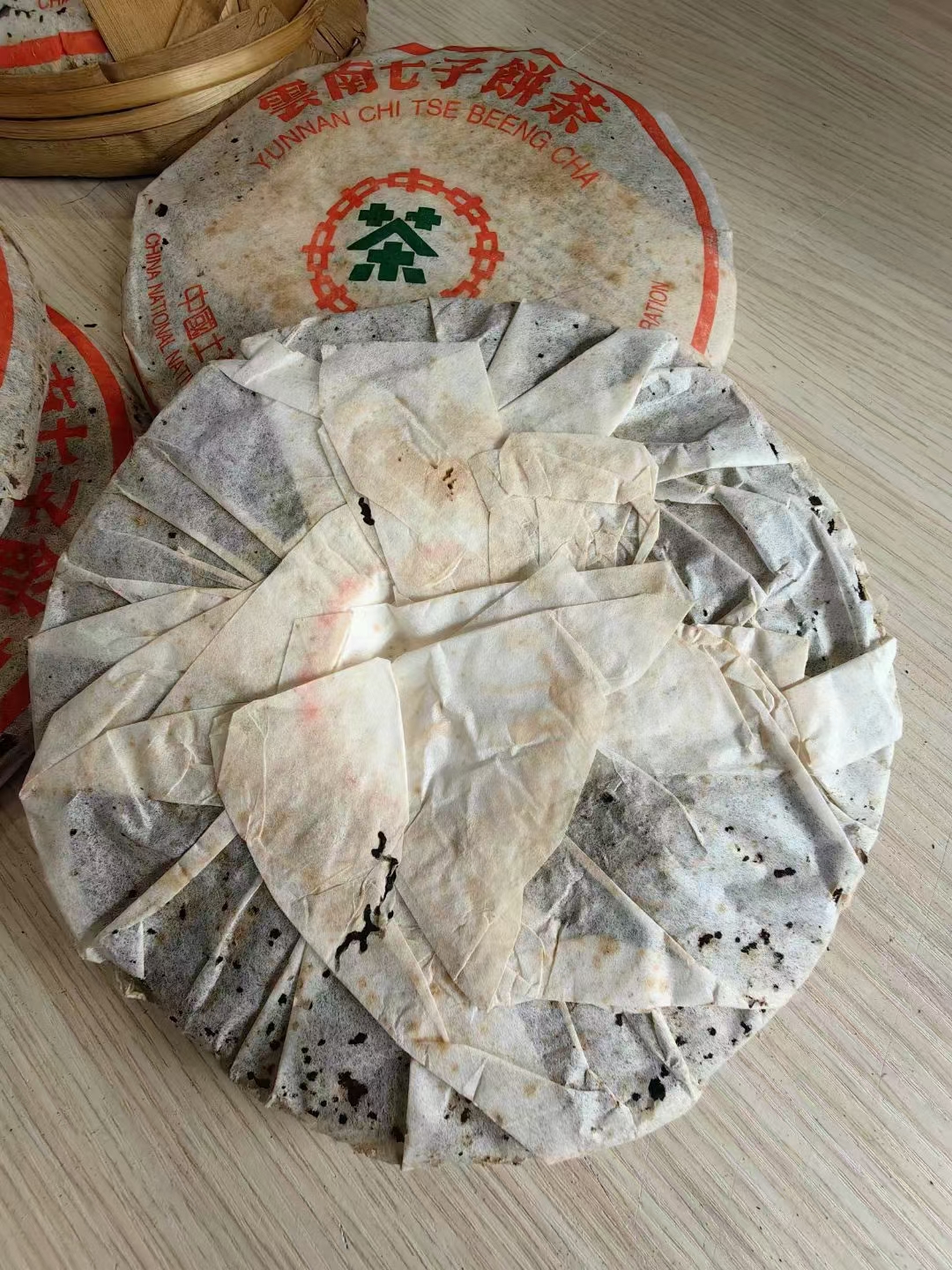 2000年中茶勐库野生青饼
勐库戎氏冰岛母树 薄纸绿印配图4