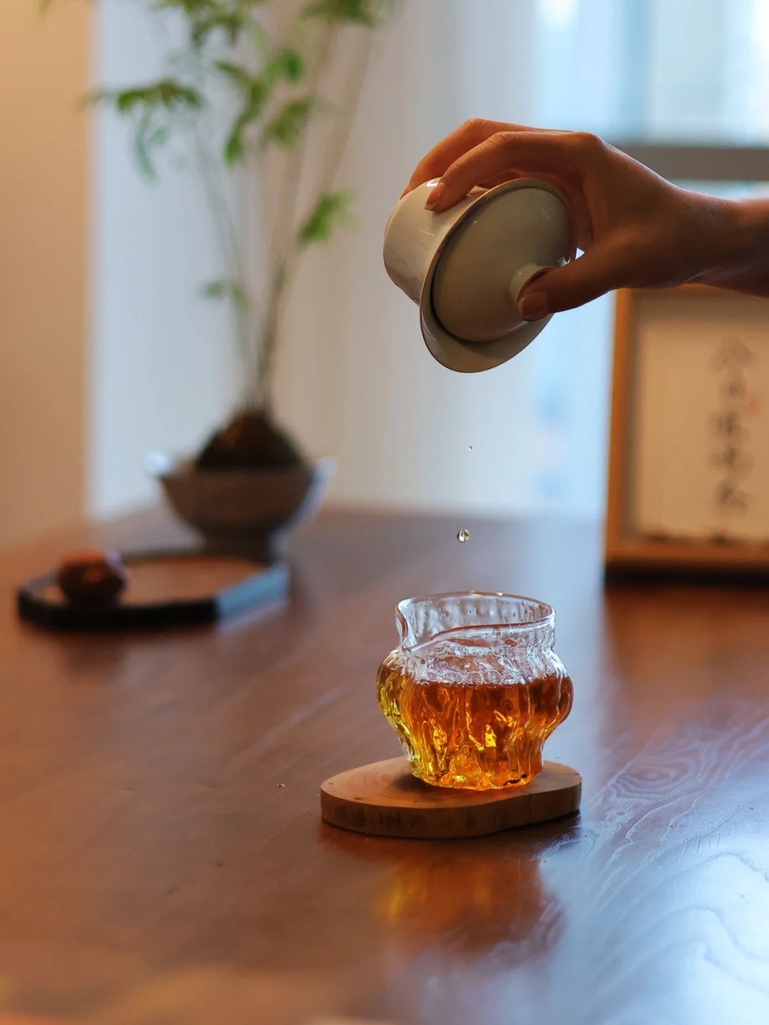 “清煮岁月慢煮茶,闲享人间烟火气”。配图1