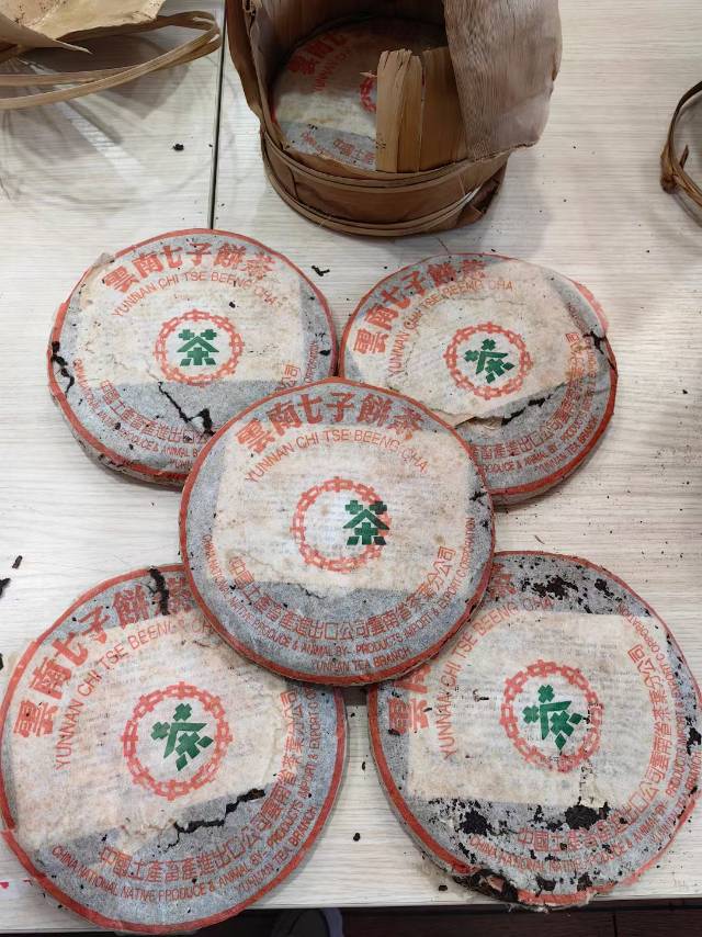 2000年中茶勐库野生青饼
勐库戎氏冰岛母树 薄纸绿印,配图2