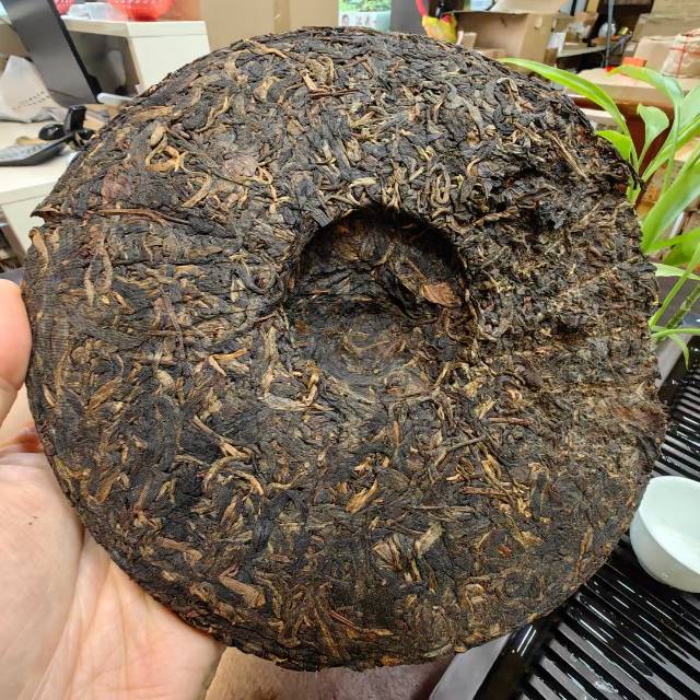 2000年中茶勐库野生青饼
勐库戎氏冰岛母树 薄纸绿印,配图6