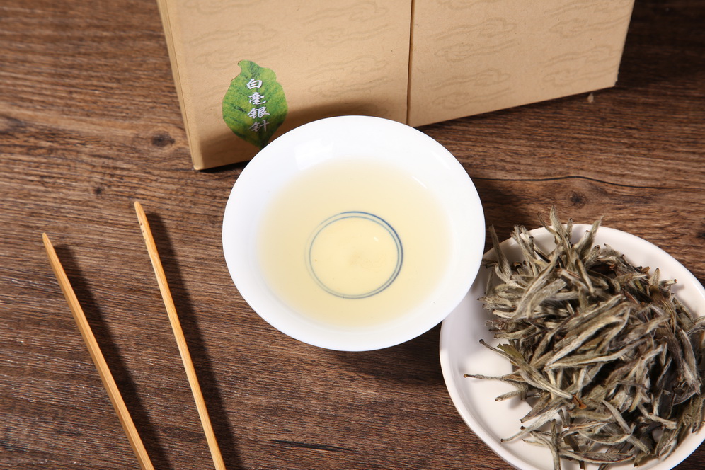白毫银针干茶与茶汤