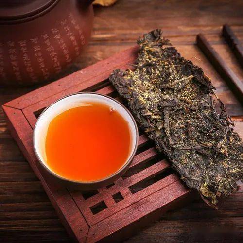 金花茯砖茶与茶汤