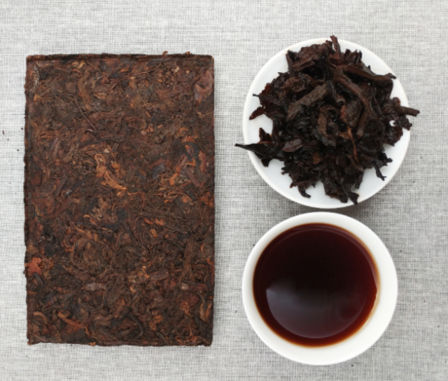 六堡茶茶饼与茶汤