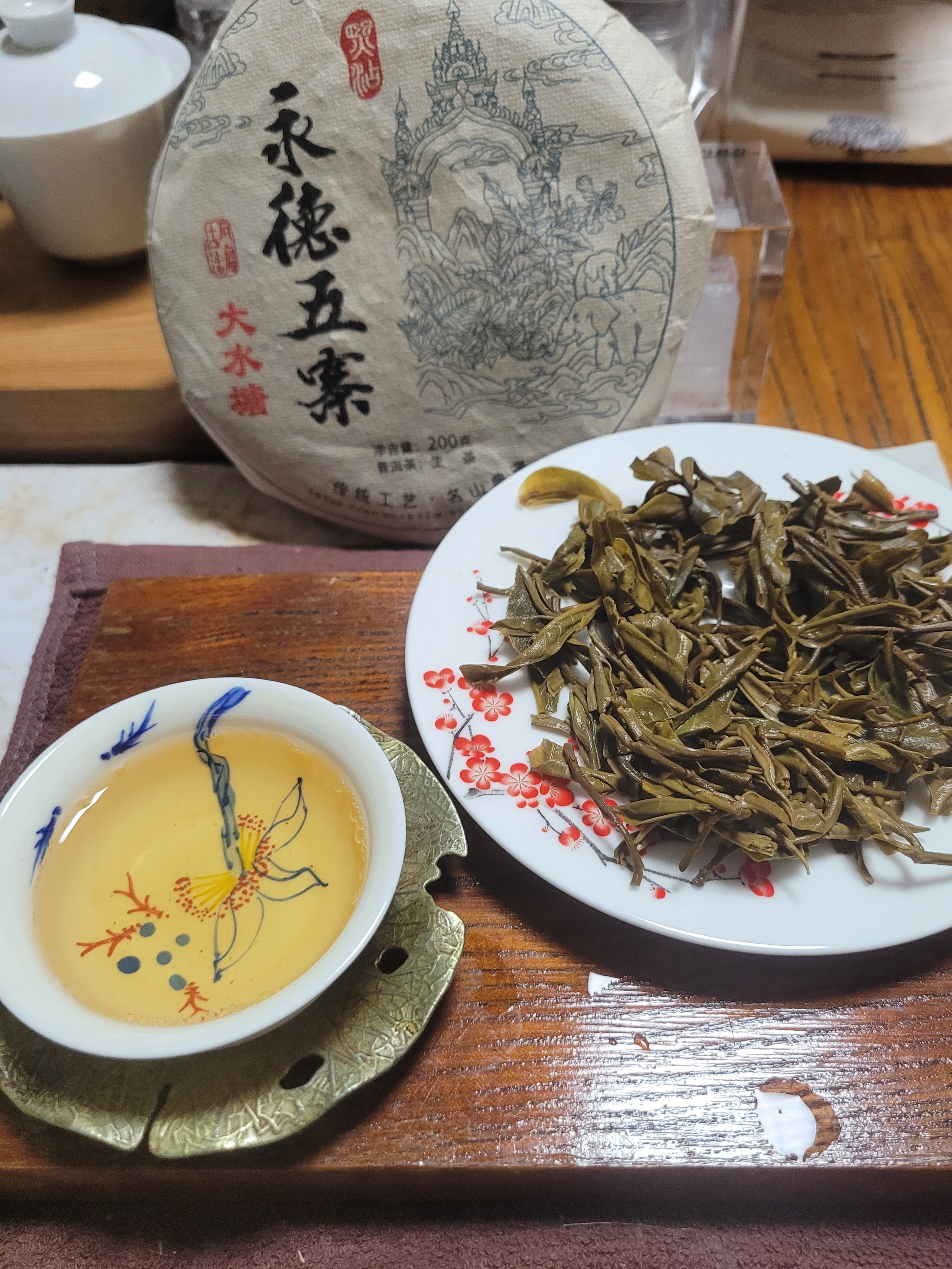 普洱茶饼与茶汤