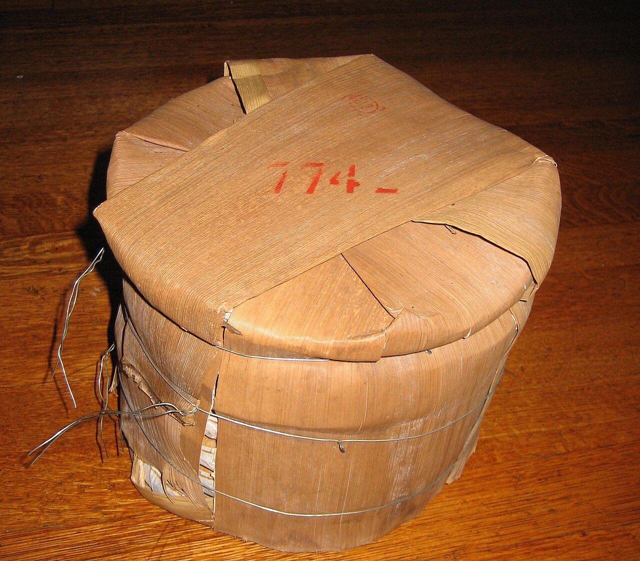 2006年勐海茶厂出品7742（601批次）七子饼茶竹壳筒装