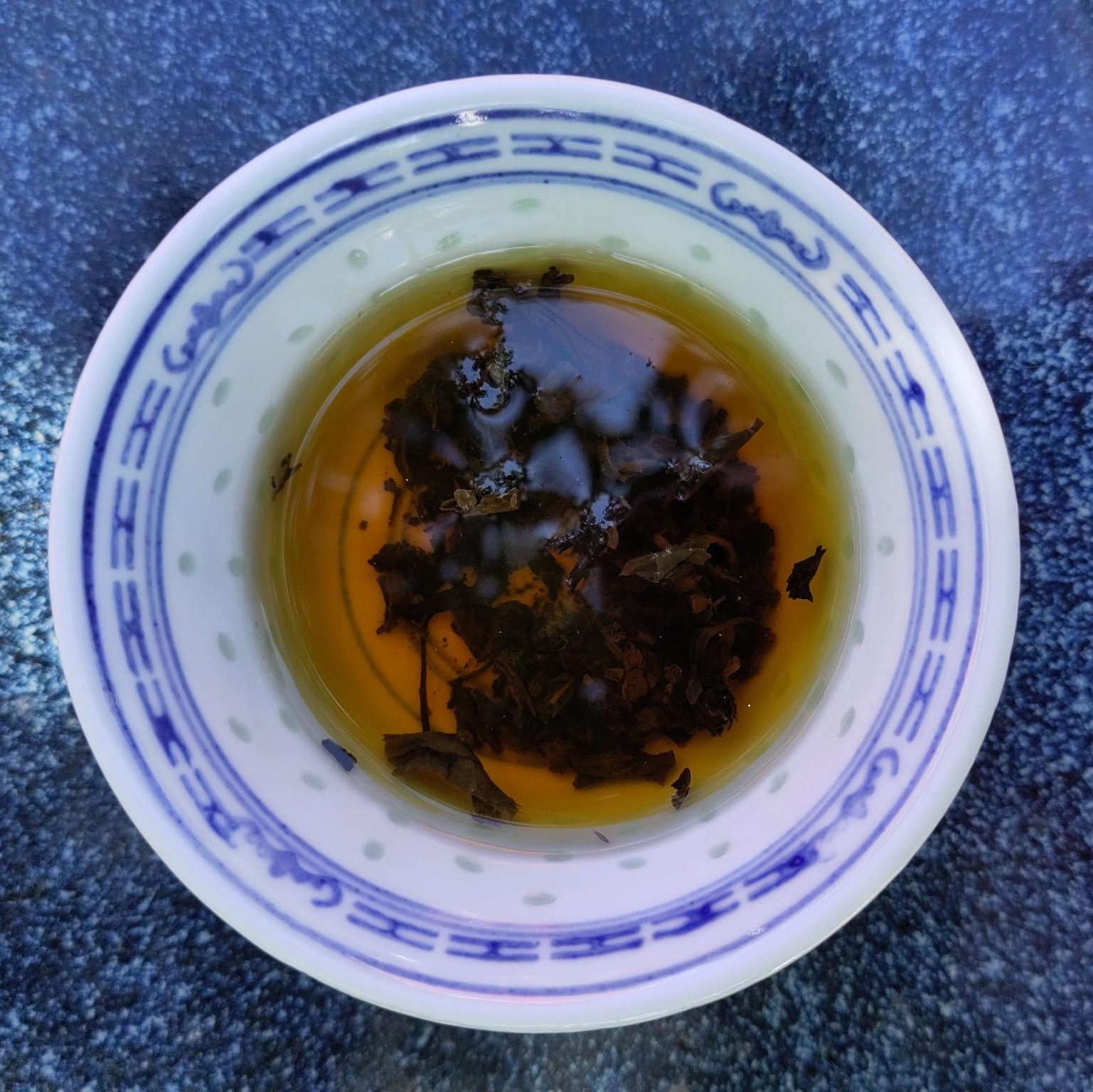 白色茶杯中安化黑茶第二次冲泡的红褐色茶汤