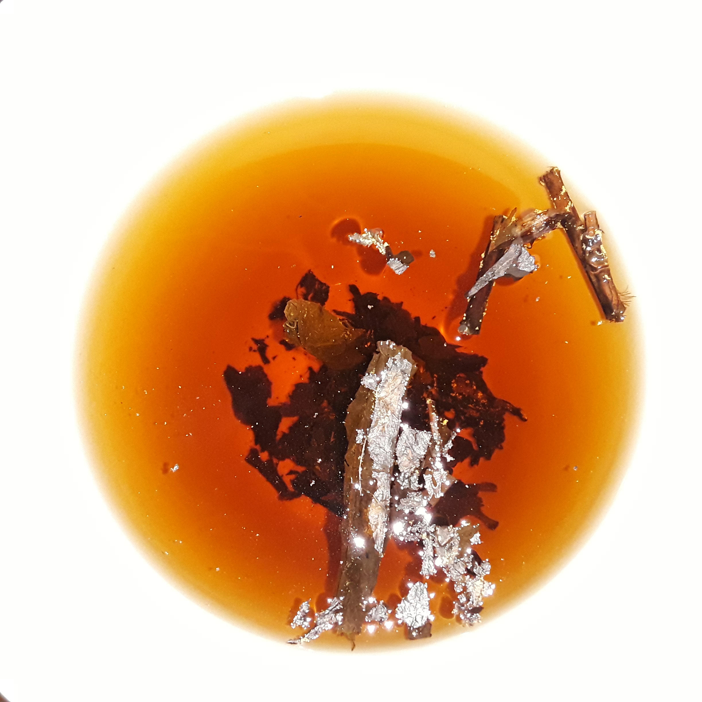 透明玻璃茶壶中冲泡好的深琥珀色安化黑茶茶汤