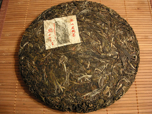 海湾茶厂2005年出品的生普洱茶饼，方形纸包装