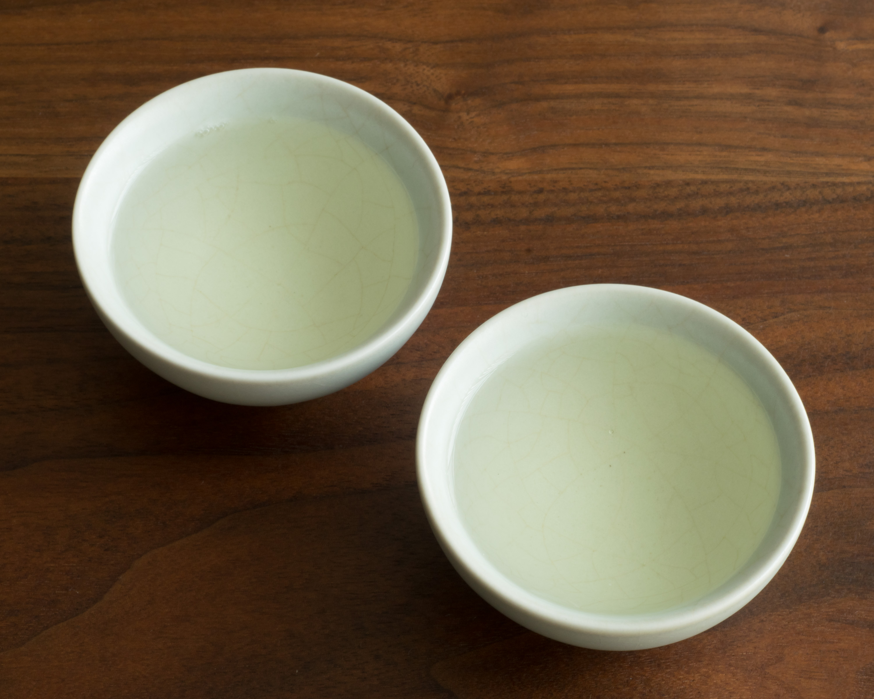 白鸡冠茶汤双杯实拍，汤色橙黄明亮